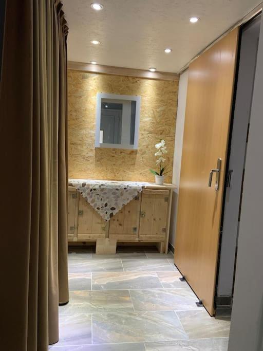 Schoene Moderne & Rustikale Einliegerwohnung Mit Kueche シュランベルク エクステリア 写真