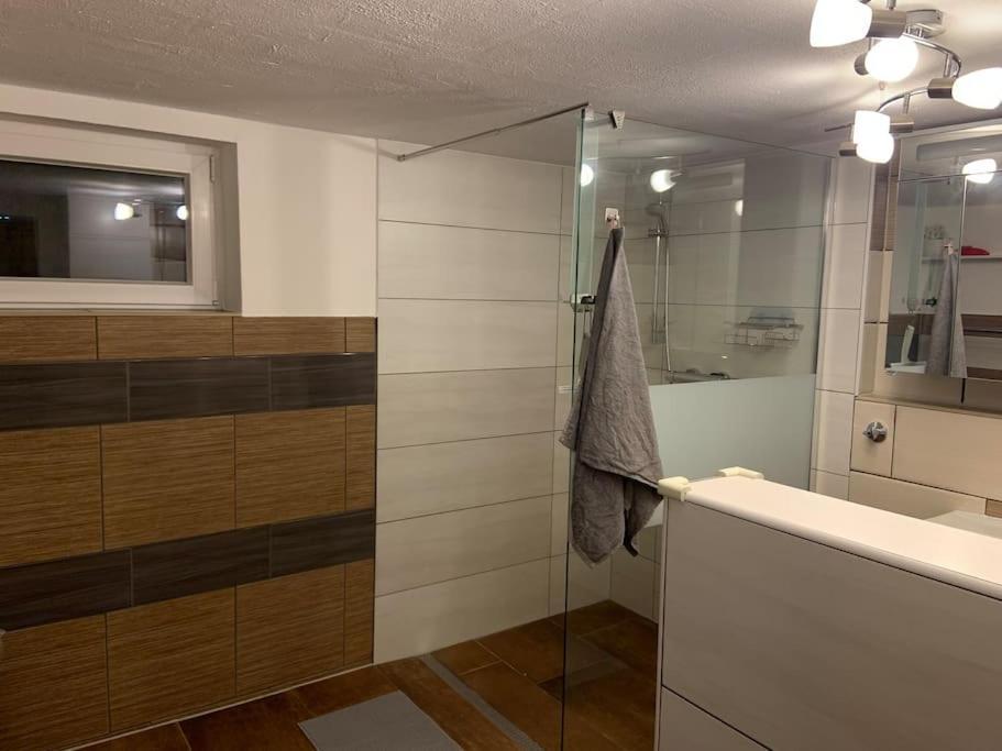 Schoene Moderne & Rustikale Einliegerwohnung Mit Kueche シュランベルク エクステリア 写真